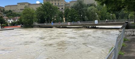 Dalmazibrücke in Bern mit dem Bundeshaus im Hintergrund während des Hochwassers am 16.07.2021 bei einem Abfluss von ca. 550 m3/s.
