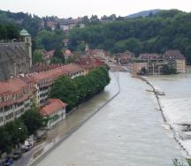 Hochwasser 2005 Aare Bern. Im Kraftwerkskanal beim Schwellenmätteli sammelt sich Schwemmholz und verklaust teilweise das Wehr. Mit dem HW 2005 wurde erneut deutlich, dass Massnahmen an der Aare in Bern zur Verbesserung des Hochwasserschutzes notwendig sind.