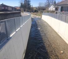 Nouvel ouvrage de protection contre les crues en-dessous de la route cantonale (vue vers l’aval).