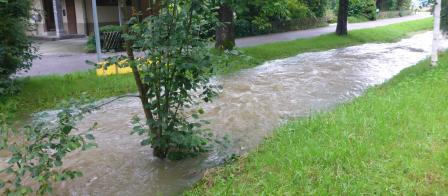 Chise in Konolfingen, die Kapazität des Gerinnes ist im Hochwasserereignis nicht ausreichend.