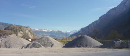 Divers acteurs ont des intérêts économiques ou écologiques dans un cours d'eau. Ces acteurs peuvent par exemple être des gravières, comme ici dans l'exemple de l'Hasliaare à son embouchure dans le lac de Brienz. Toutes les personnes concernées et intéressées doivent être prises en compte lors de la planification de projets d'aménagement des eaux et être impliquées suffisamment tôt.