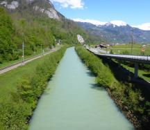 Avec la ligne ferroviaire d'un côté et la route de l'autre, l'Hasliaare présente des contraintes absolues. Il incombe à l'AMO, en collaboration avec le chef de projet, de montrer comment ces restrictions doivent être prises en compte dans l'élaboration du projet.