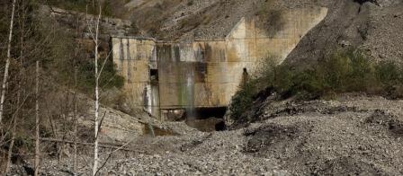 Alte Sperren im Lammbach zeigen das Gefahenpotenzial auf und die riesigen Geschiebereserven, welche bei ungünstigen Verhältnissen mobilisiert und als Murgang talwärts verfrachtet werden können.