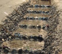 Modellversuche zum geplanten fischgängigen Traversensystem als Ersatz für die Sandweidlisperre. Die Versuche wurden an der Hochschule Rapperswil HSR durchgeführt.