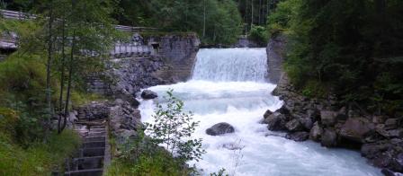 Barrage de Sandweidli avec contre-seuil sur la Weisse Lütschine à Sandweidli. On reconnaît la passe à poissons en rive droite (prise de vue de 2015).