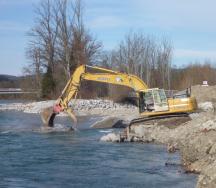 Les blocs des épis sont mis en place à l'aide d'un GPS, sans recourir à une mise à sec de la zone de travaux.