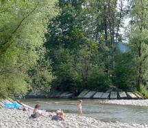 Les bancs de gravier de la Singine sont très appréciés des personnes qui viennent s'y détendre.
