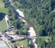 A Thörishaus, la Singine est suffisament large pour que des bancs de gravier puissent se former. 